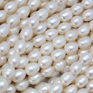 White Lotus Zoetwaterparels, rijstgevormd, wit, 5-7mm. Verkocht per streng van ca. 38cm