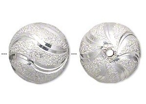 Zilverplated kralen, rond 18mm, stardust met gegraveerde lijnen. Verkocht per verpakking van 2 stuks