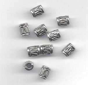 Zilverfinished metalen buiskralen, 9x7mm, rijggat 3mm. Verkocht per 10 stuks