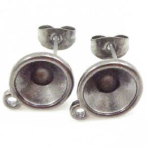 Gunmetall oorstekers geschikt voor een Swarovski SS39 steen van 8mm. DQ kwaliteit