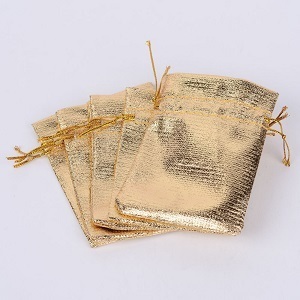 Metallic gouden stoffen zakjes, 9x7cm, met treklint. Verpakt per 50 stuks