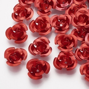 Aluminium kralen, rode rozen, ca. 12x6mm. Verkocht per ca 30 gram = ca. 320 stuks