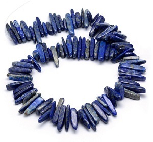 Lapis Lazuli (N), XXL chips, variërend van ca. 6x11mm tot 42x8mm. Verkocht per snoer van ca. 40cm.